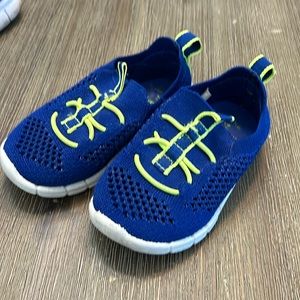 Oshkosh B’gosh water shoes toddler size 6